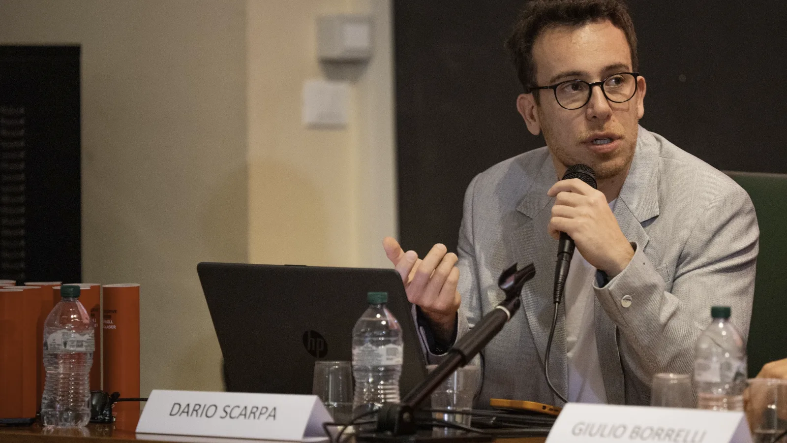 Dario Scarpa, esperto di intelligenza artificiale, interviene al microfono durante la tavola rotonda del master payroll a Lanciano