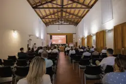 Sala del Polo Museale di Lanciano vista dal fondo durante la tavola rotonda dell’Executive Master Payroll Manager, con il pubblico seduto e i relatori sul palco