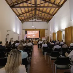 Sala del Polo Museale di Lanciano vista dal fondo durante la tavola rotonda dell’Executive Master Payroll Manager, con il pubblico seduto e i relatori sul palco